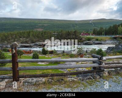 Bismo, Norwegen, 7. September 2019: Blauer Gletscherfluss und Rastplatz auf dem Donfoss Campingplatz in Nordberg, Norwegen. Stockfoto