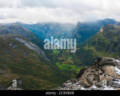 Luftaufnahme auf Geirangerfjord Fjord mit Geiranger Touristendorf und Kreuzfahrtschiff, UNESCO-Weltkulturerbe. Blick vom Aussichtspunkt Dalsnibba Skywalk Stockfoto