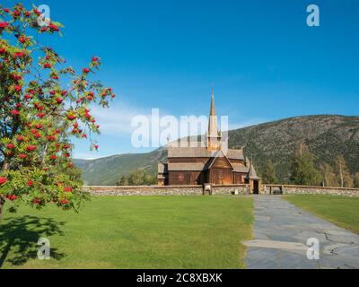 Norwegische traditionelle mittelalterliche hölzerne Stabkirche von Lom auch die Postkirche und Palisade genannt , aus dem 12. Jahrhundert, Touristenattraktion Stockfoto