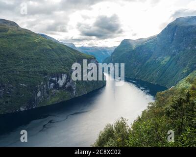 Blick auf den Geirangerfjord in Sunnmore, Norwegen, einem der schönsten Fjorde der Welt, der zum UNESCO-Weltkulturerbe gehört. Ansicht von Stockfoto