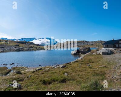 Blick von Sognefjellshytta mit blauem Gletschersee Fantesteinsvatnet entlang der Straße 55 Nationale Panoramastraße Sognefjellet bei Skjolden in Westnorwegen Stockfoto