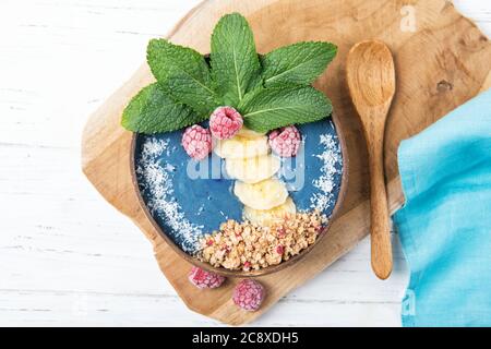 Smoothie Schale mit blauer Spirulina und frischen Früchten in Form von Palmen, gesunde Frühstücksidee, Essen für Kinder, Draufsicht Stockfoto