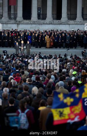 Der Bürgermeister von London Sadiq Khan, Innenminister Amber Rudd und der amtierende Kommissar Craig Mackey sprachen mit Tausenden von Menschen, die sich zu einer Kerzenlicht-Vigil am Trafalgar Square in London versammelten, um an die Opfer des Terroranschlags in Westminster zu erinnern. Der Anschlag kam am 22. März 2017, als der Terrorist Khalid Masood sein Auto auf Fußgänger auf der Westminster Brücke fuhr und einen Polizisten im Palasthof erstochen hatte. Sechs Menschen starben bei dem Anschlag, darunter der erschossen wurde. Stockfoto