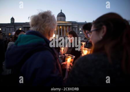 Tausende von Menschen versammeln sich zu einer Kerzenlicht-Vigil am Trafalgar Square in London, um an die Opfer des Terroranschlags in Westminster zu erinnern. Der Anschlag kam am 22. März 2017, als der Terrorist Khalid Masood sein Auto auf Fußgänger auf der Westminster Brücke fuhr und einen Polizisten im Palasthof erstochen hatte. Sechs Menschen starben bei dem Anschlag, darunter der erschossen wurde. Stockfoto