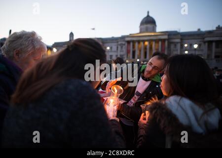 Tausende von Menschen versammeln sich zu einer Kerzenlicht-Vigil am Trafalgar Square in London, um an die Opfer des Terroranschlags in Westminster zu erinnern. Der Anschlag kam am 22. März 2017, als der Terrorist Khalid Masood sein Auto auf Fußgänger auf der Westminster Brücke fuhr und einen Polizisten im Palasthof erstochen hatte. Sechs Menschen starben bei dem Anschlag, darunter der erschossen wurde. Stockfoto