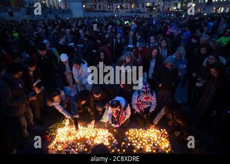 Tausende von Menschen versammeln sich zu einer Kerzenlicht-Vigil am Trafalgar Square in London, um an die Opfer des Terroranschlags in Westminster zu erinnern. Der Anschlag kam am 22. März 2017, als der Terrorist Khalid Masood sein Auto auf Fußgänger auf der Westminster Brücke fuhr und einen Polizisten im Palasthof erstochen hatte. Sechs Menschen starben bei dem Anschlag, darunter der erschossen wurde. Stockfoto