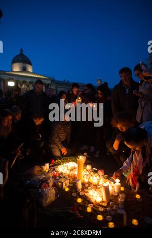 Tausende von Menschen versammeln sich zu einer Kerzenlicht-Vigil am Trafalgar Square in London, um an die Opfer des Terroranschlags in Westminster zu erinnern. Der Anschlag kam am 22. März 2017, als der Terrorist Khalid Masood sein Auto auf Fußgänger auf der Westminster Brücke fuhr und einen Polizisten im Palasthof erstochen hatte. Sechs Menschen starben bei dem Anschlag, darunter der erschossen wurde. Stockfoto