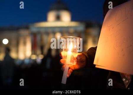 Tausende von Menschen versammeln sich zu einer Kerzenlicht-Vigil am Trafalgar Square in London, um an die Opfer des Terroranschlags in Westminster zu erinnern. Der Anschlag kam am 22. März 2017, als der Terrorist Khalid Masood sein Auto auf Fußgänger auf der Westminster Brücke fuhr und einen Polizisten im Palasthof erstochen hatte. Sechs Menschen starben bei dem Anschlag, darunter der erschossen wurde. Stockfoto