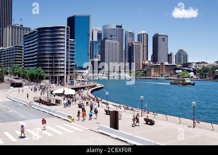 SYDNEY, AUSTRALIEN - 04. Dez 2012: Menschen, die an einem sonnigen Tag entlang der Eastern Promenade am Circular Quay, einem beliebten Viertel im Norden des Landes, spazieren Stockfoto