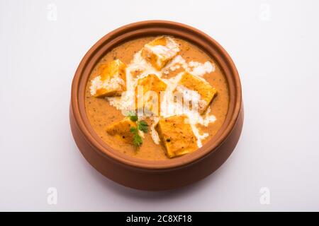 Paneer Butter Masala oder Cheese Cottage Curry, beliebtes indisches Mittag-/Abendessen, serviert in einer Keramikschüssel, selektiver Fokus Stockfoto