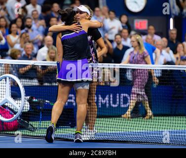 Bianca Andreescu aus Kanada & Elise Mertens aus Belgien nach ihrem Viertelfinalspiel beim US Open Grand Slam Tennisturnier 2019 am Netz Stockfoto