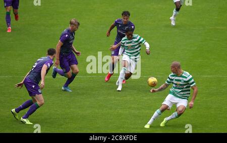 Celtic's Karamoko Dembele (2. Rechts) in Aktion während des Vorsaison-Freundschaftsspiel in Celtic Park, Glasgow. Stockfoto