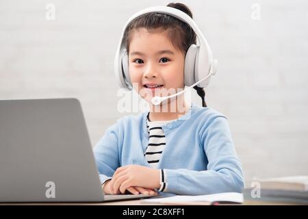 Grundschule Mädchen online lernen Stockfoto