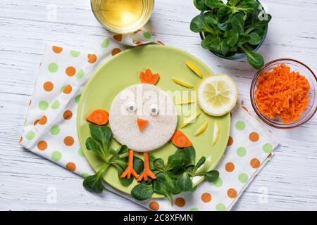 Lustige Toast in Form von Küken, Essen für Kinder Osteridee, Draufsicht Stockfoto