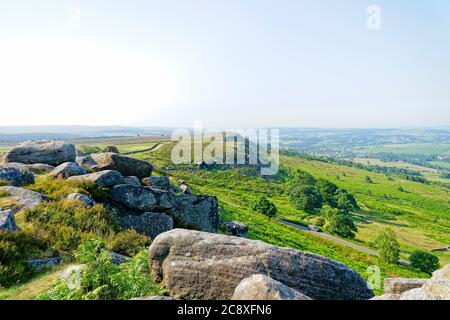 Blick über Curbas Edge nach Baslow Edge und darüber hinaus an einem nebligen Sommermorgen Stockfoto