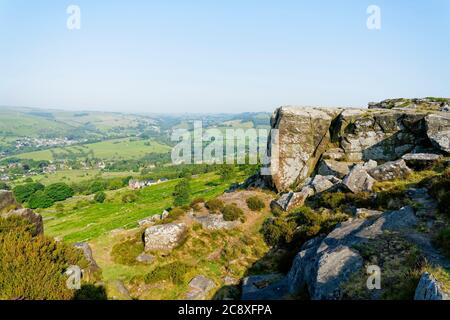 Blick von der Gritstone von Curbar Edge auf die Landschaft von Derbyshire an einem nebligen Sommermorgen Stockfoto