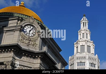 Der Wahrzeichen Electric Tower (Hintergrund) steht in der Nähe des historischen Buffalo Savings Bank Gebäude, mit seiner Blattgold-Kuppel, in der Innenstadt von Buffalo, NY. Stockfoto