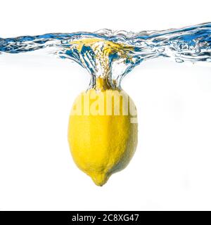 Frische Zitrone in Wasser fallen Stockfoto