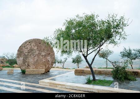 Die Abu Dadd (Rolling Stone als eine befestigte Tor eines byzantinischen Klosters) Berg Nebo, Jordanien Stockfoto