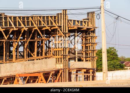 PAC Works - Programm zur Wachstumsbeschleunigung. Bau eines Fußgängerwegs auf einer Bundesstraße. Architektur und Engineering. Öffentliche Arbeiten in Braz Stockfoto