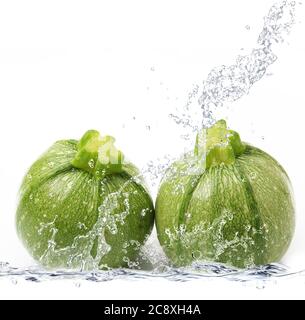 Frische Zucchini in reinem Wasser fallen Stockfoto