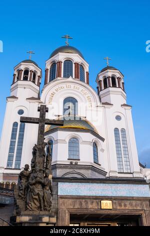 Jekaterinburg, Russland - 30. Oktober 2019: Kirche auf dem Blut zu Ehren aller Heiligen im russischen Land. Orthodoxe Kirche vor Ort gebaut, wo la Stockfoto