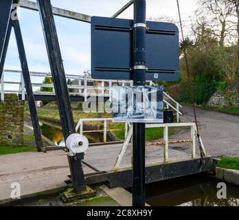 Altes Bild der Aufzugsbrücke an der Froncyllte, die 2020 an derselben Brücke hing. Stockfoto