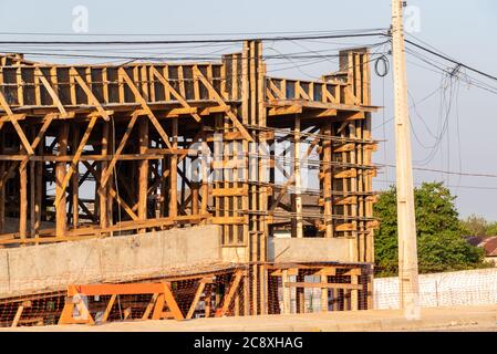 PAC Works - Programm zur Wachstumsbeschleunigung. Bau eines Fußgängerwegs auf einer Bundesstraße. Architektur und Engineering. Öffentliche Arbeiten in Braz Stockfoto