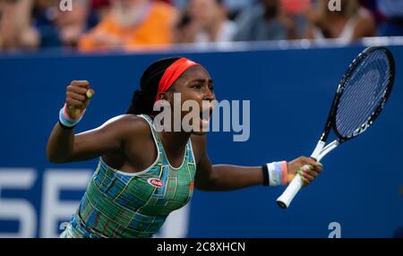 Cori Gauff aus den Vereinigten Staaten feiert den Sieg ihres ersten Spielrunde beim US Open Grand Slam Tennisturnier 2019 Stockfoto