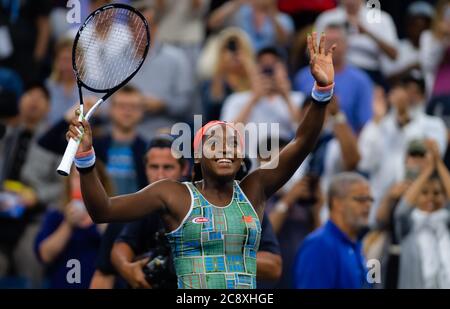 Cori Gauff aus den Vereinigten Staaten feiert den Sieg ihres ersten Spielrunde beim US Open Grand Slam Tennisturnier 2019 Stockfoto