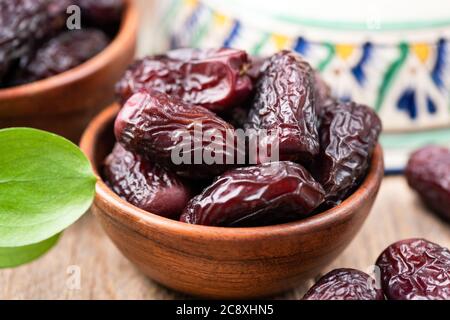 Getrocknete Datteln in einer Schüssel. Leckere medjool-Datteln. Arabisch-islamische Küche Stockfoto