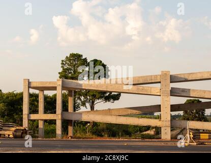 PAC Works - Programm zur Wachstumsbeschleunigung. Bau eines Fußgängerwegs auf einer Bundesstraße. Architektur und Engineering. Öffentliche Arbeiten in Braz Stockfoto