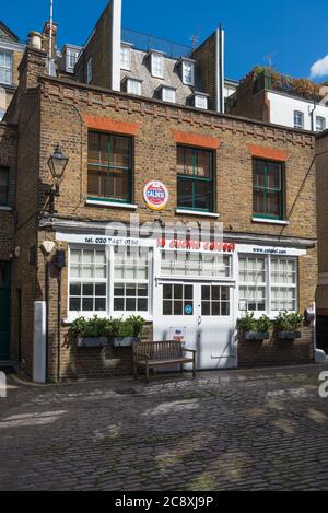 Außenansicht der Kochschule La Cucina Caldesi in Cross Keys Close, Marylebone, London, England, Großbritannien Stockfoto