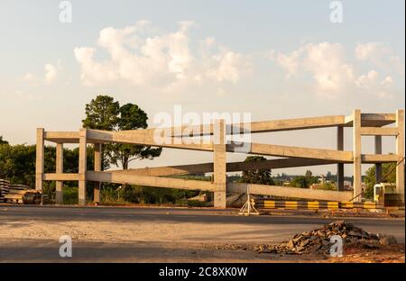 PAC Works - Programm zur Wachstumsbeschleunigung. Bau eines Fußgängerwegs auf einer Bundesstraße. Architektur und Engineering. Öffentliche Arbeiten in Braz Stockfoto