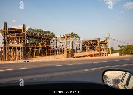 Werke des Growth Acceleration Program - PAC im Süden Brasiliens. Ingenieurarbeiten. Bau von Viadukten und Gehwegen auf einer Bundesstraße. Dupl Stockfoto