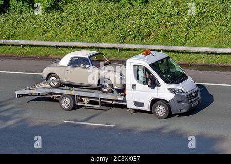 2016 Fiat Ducato 35 Multijet LWB S-Tieflader, Autotransport mit Veteranen Oldtimer, geschätztem Veteranen, restauriertem Oldtimer, Sammlermotoren, Vintage-Tradition, der alte erhaltene Nissan Figaro, Sammlerwagen auf der Autobahn m6, Großbritannien Stockfoto