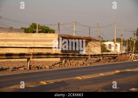 Werke des Growth Acceleration Program - PAC im Süden Brasiliens. Ingenieurarbeiten. Bau von Viadukten und Gehwegen auf einer Bundesstraße. Dupl Stockfoto