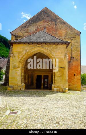 Eintritt zur romanischen Stiftskirche Saint-Pierre-et-Saint-Paul in der mittelalterlichen Stadt Romainmotier, Kanton Waadt, Schweiz. Stockfoto