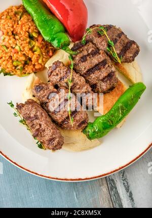 Türkische Fleischbällchen traditionelle Kofte. Würzige Fleischbällchen Kebab oder Kebap. Stockfoto