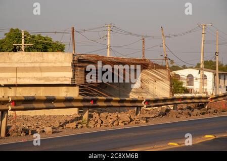 Werke des Growth Acceleration Program - PAC im Süden Brasiliens. Ingenieurarbeiten. Bau von Viadukten und Gehwegen auf einer Bundesstraße. Dupl Stockfoto