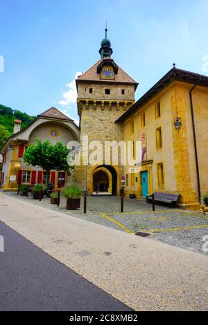 Beeindruckender Uhrturm der romanischen Kirche Saint-Pierre-et-Saint-Paul in Romainmotier, Kanton Waadt, Schweiz. Stockfoto