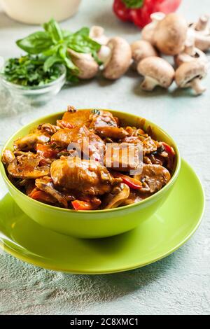 Frisches putenragout mit Pilzen in cremiger Sauce Stockfoto