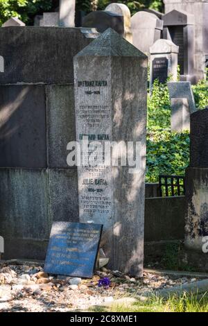 Prag, Tschechische Republik - Juli 12 2020: Grabstein des Schriftstellers Franz Kafka auf dem Neuen Jüdischen Friedhof ‎Novy Zidovsky Hrbitov Olsany. Stockfoto