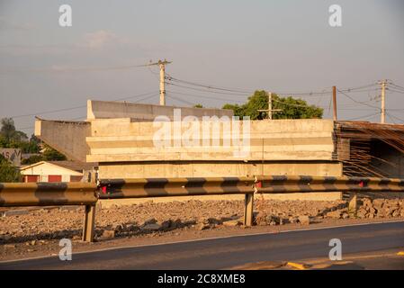 Werke des Growth Acceleration Program - PAC im Süden Brasiliens. Ingenieurarbeiten. Bau von Viadukten und Gehwegen auf einer Bundesstraße. Dupl Stockfoto