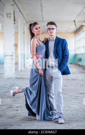 Prom-Paar. Schöner Kerl in blauen Anzug und schöne Mädchen in glamourösen silberblauen Kleid, bereit für ihre Abschlussball Nacht Stockfoto