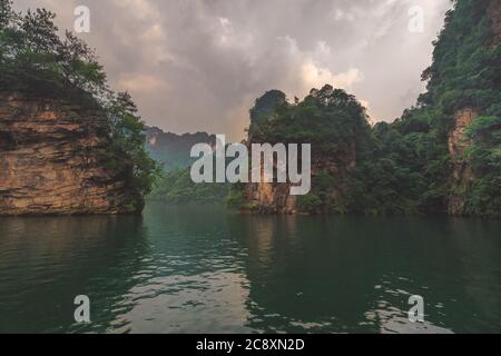 Atemberaubend schöne Karstlandschaft rund um den Baofeng See, Wulingyuan, Zhangjiajie National Forest Park, Hunan Provinz, China, Asien Stockfoto
