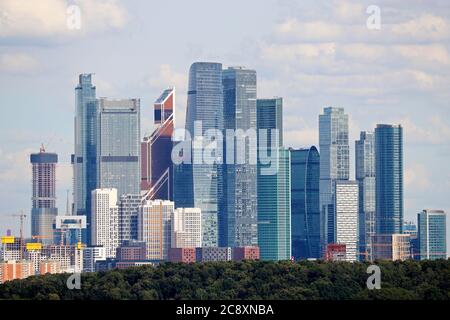 Blick auf die Wolkenkratzer der Stadt Moskau. Futuristische Stadt im Sommer, Konzept der Urbanisierung Stockfoto