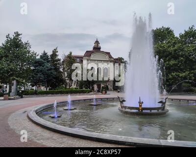 PLOVDIV, BULGARIEN - 18. MAI 2020: Brunnen vor dem Rathaus in der Stadt Plovdiv, Bulgarien Stockfoto