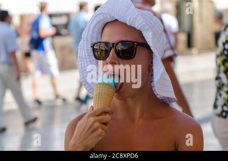 Touristen auf den Straßen der Altstadt Dubrovnik Stockfoto