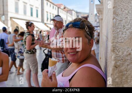 Touristen auf den Straßen der Altstadt Dubrovnik Stockfoto